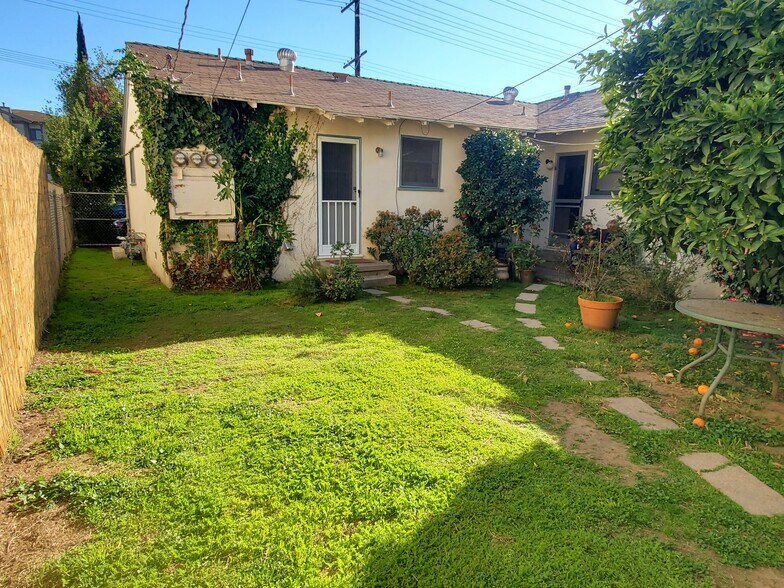 shared rear yard - 13527 Burbank Blvd