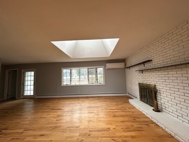 Building Photo - 185 Branchville Rd