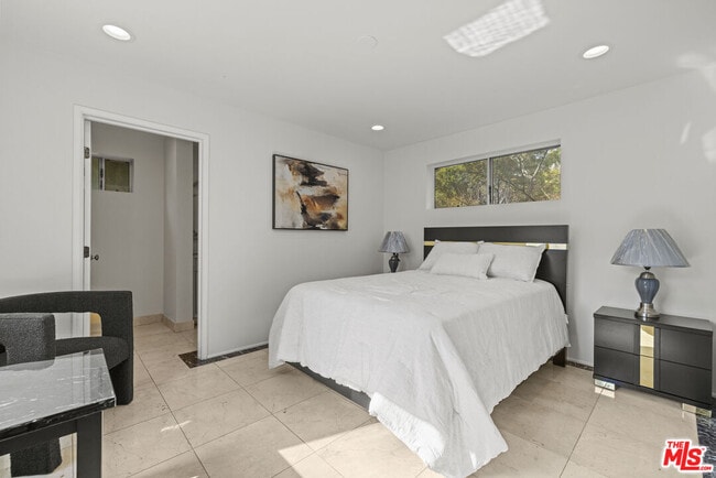 Building Photo - 865 Warner Ave