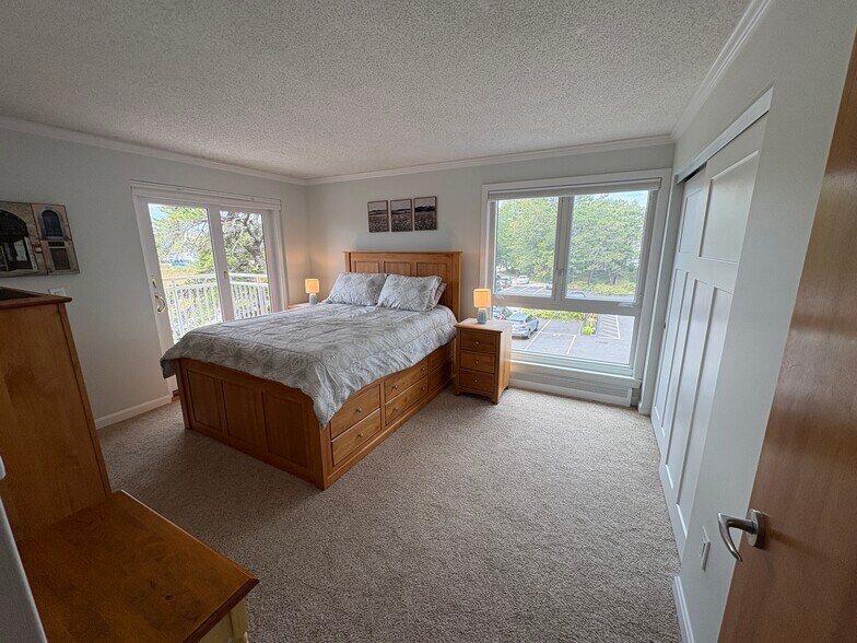 Mstr BR-Queen Bed - 219 E Grand Ave