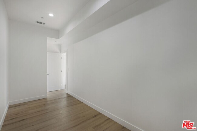 Building Photo - 2651 Vineyard Ave