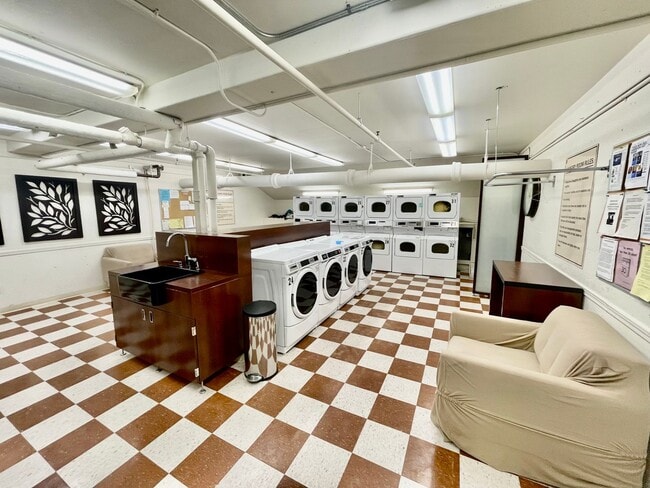 Building Photo - Modern 2-Bed, 2-Bath Downtown Condo with P...