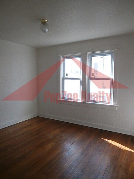 Building Photo - 727 W Fairview Ave