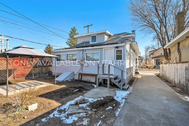 Building Photo - 744 S Roberta St