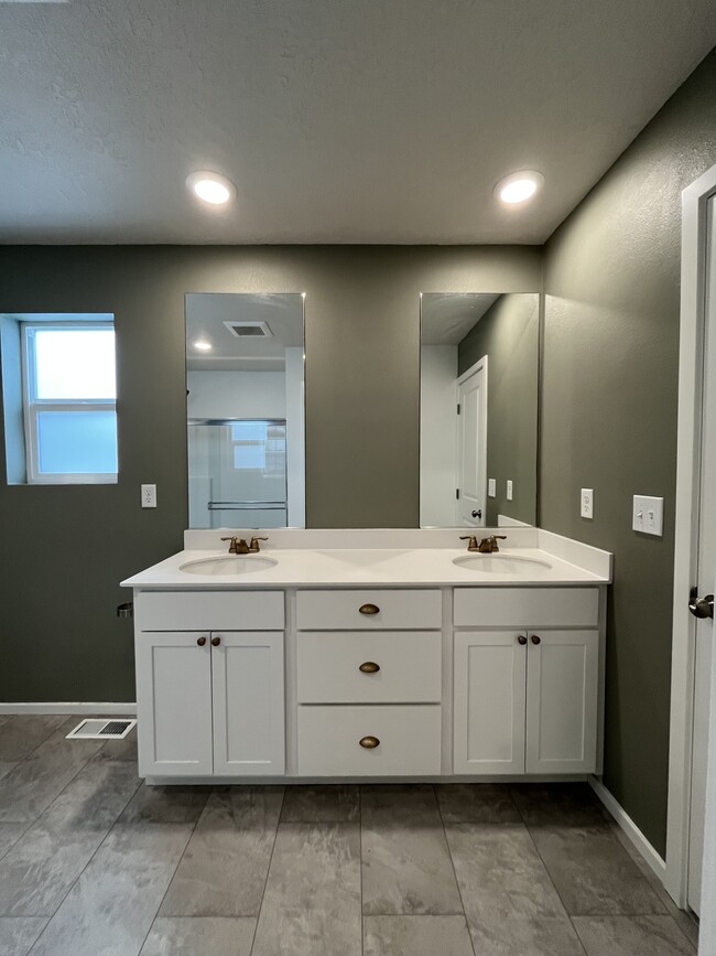 Building Photo - 4501 W Bedford Ave