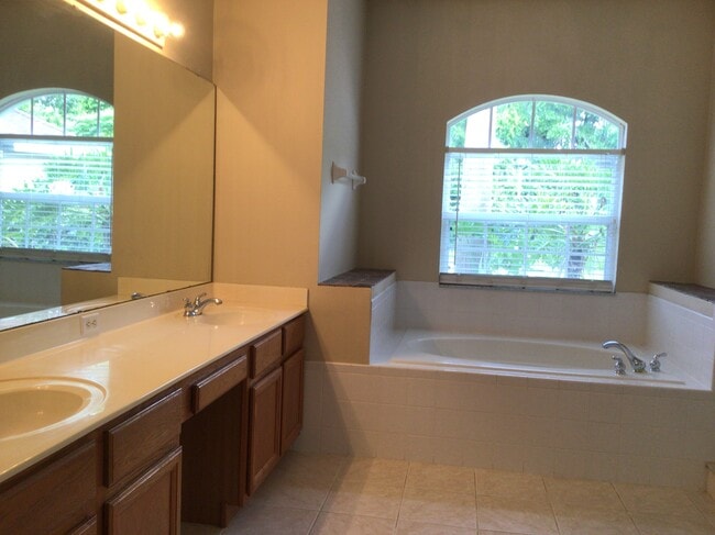 Building Photo - 1006 Drift Creek Cove