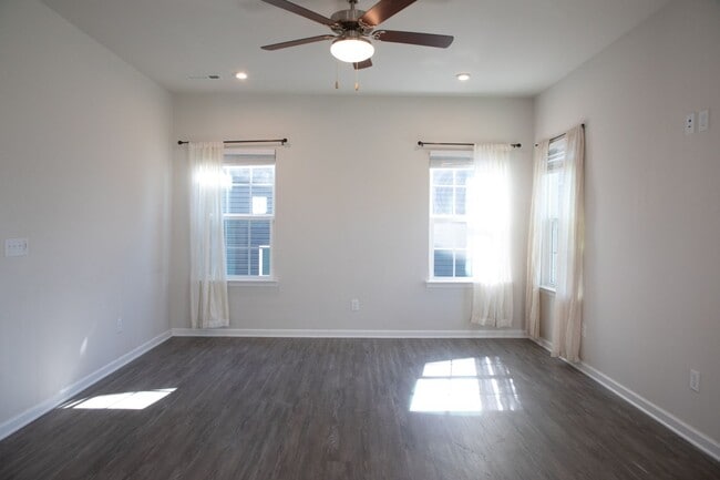 Building Photo - 4 Bedroom, 2.5 Bath Home w/ Fenced Backyard and 2 Car Garage