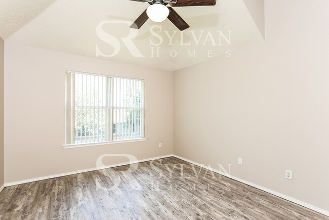 Building Photo - Make this spacious 4 Bd 2 Bath Yours Today