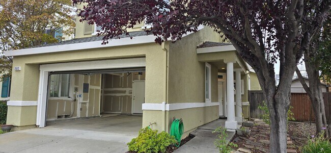 Building Photo - EPIC REA: 3 Bed/2.5 Bath Modern Comfort in a Prime Fairfield Location!