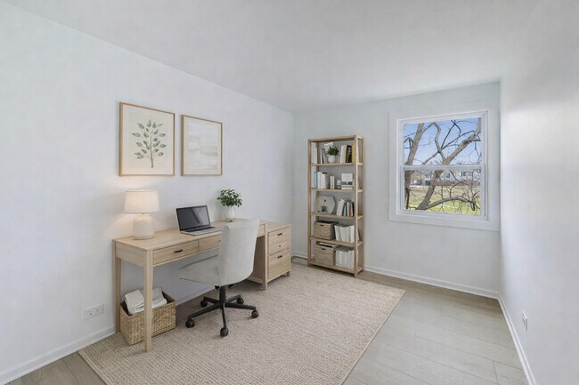 Building Photo - 1834 Jamestown Cir