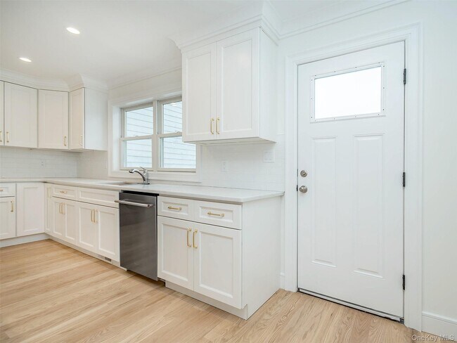 Building Photo - 35 Dunwood Rd