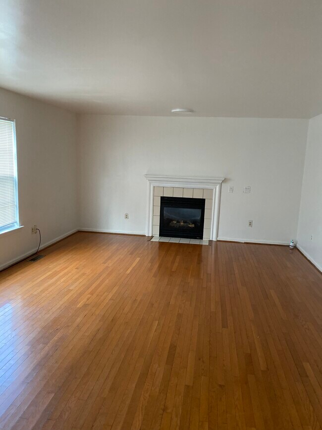 Living - 65 Chestnut Dr