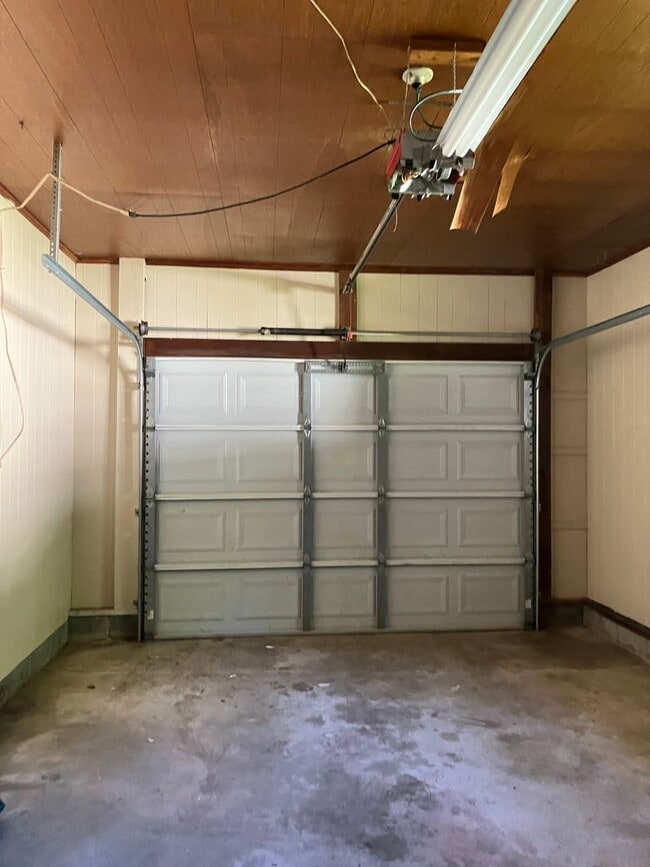 Building Photo - Large 4 Bedroom House On Hwy 105