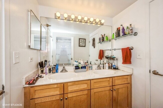 Building Photo - 625 W Jackson Blvd