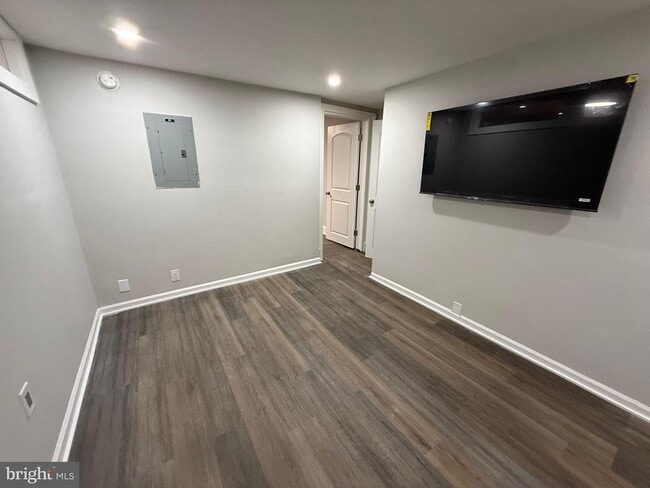 Building Photo - 212 Warren St