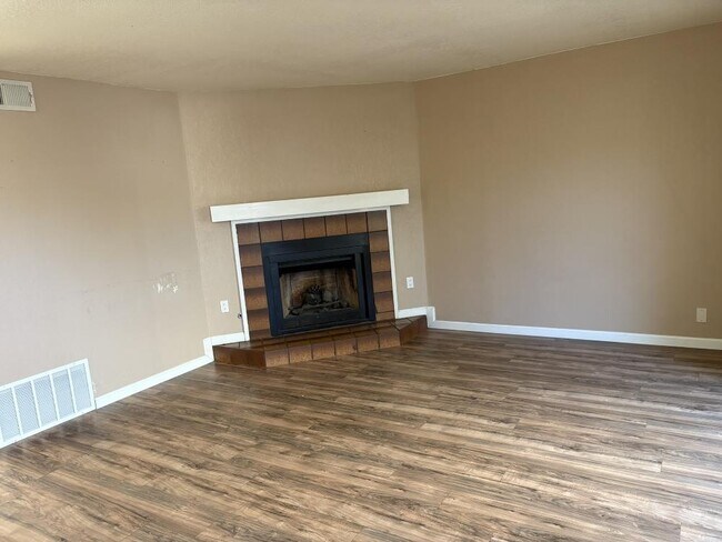 Building Photo - 4747 N Woodrow Ave