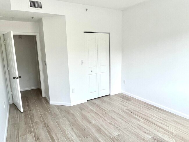 Building Photo - 9833 Baywinds Blvd