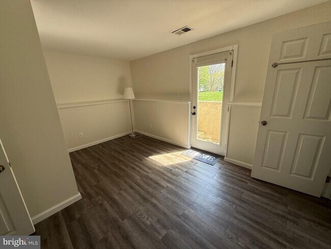 Building Photo - 5079 Macnamara Dr