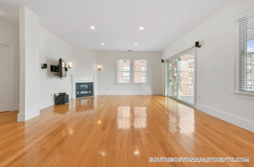 Building Photo - 467 E 8th St