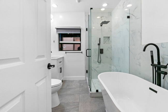 Primary bathroom - 8643 Clifton Way