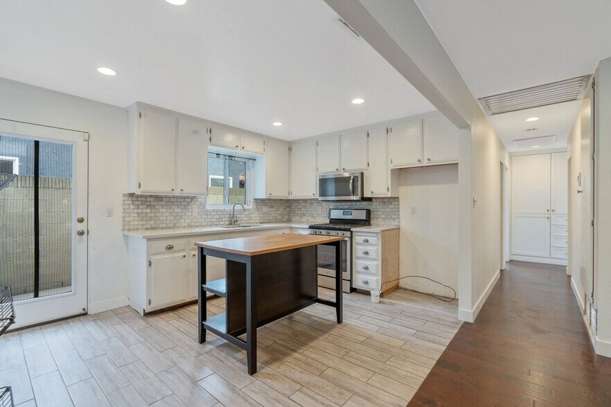 Building Photo - 1427 E 55th St