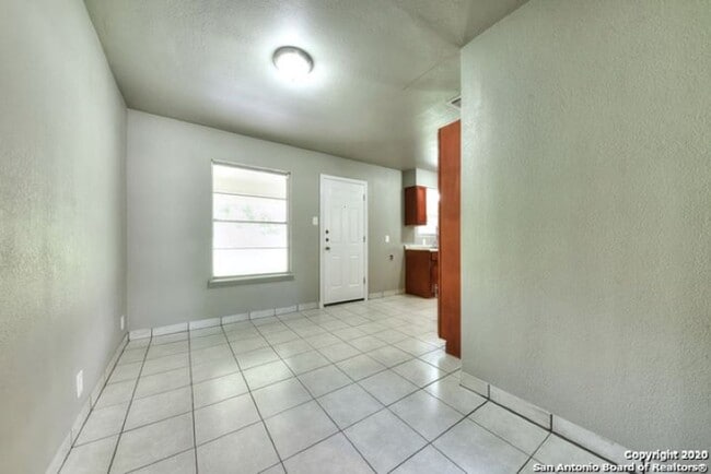 Building Photo - 3 Bedroom/1 Bath Sunset Hill Subdivision