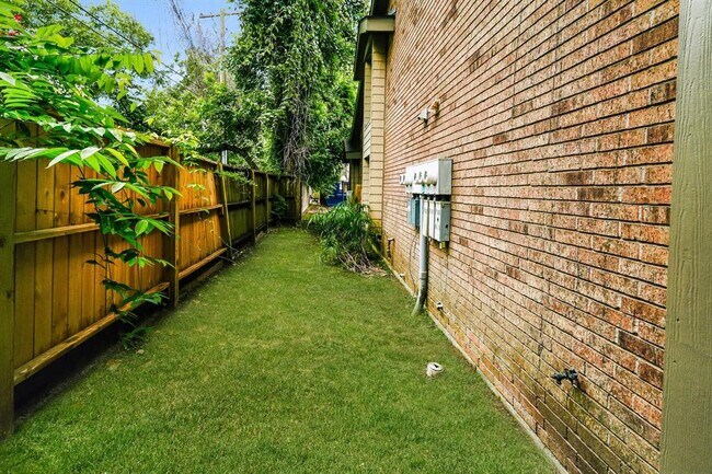 Building Photo - 200 Pecan Dr