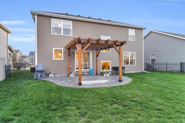 Building Photo - 2 story 4 bedroom 3.5 bath