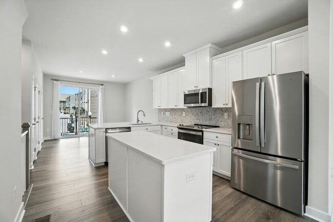 Building Photo - Modern City Living Near Uptown Charlotte