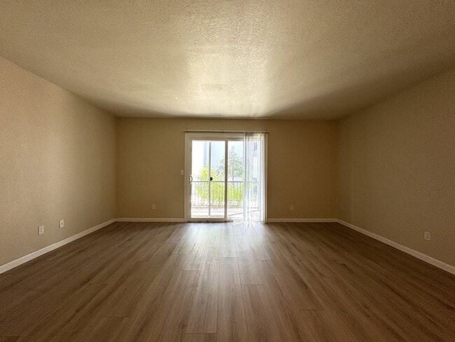 Building Photo - Melrose District 2 Bed Condo - Half Off First and Second Month
