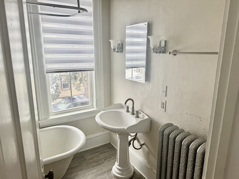 Light open bathroom - 52 Genesee St