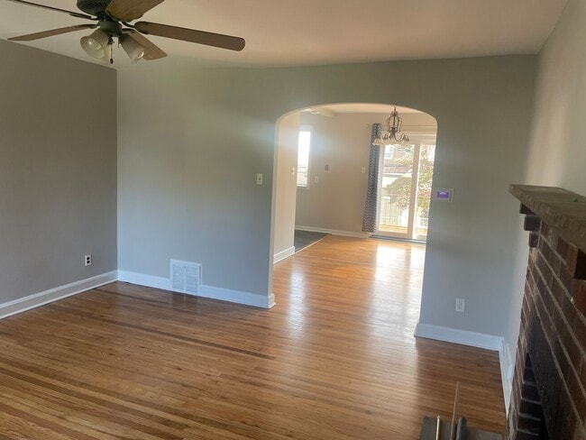 Building Photo - 1121 Cobbs St