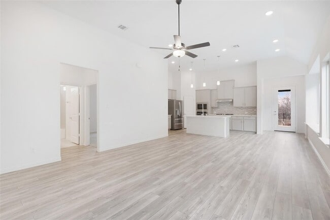 Building Photo - 713 Caroline Dr