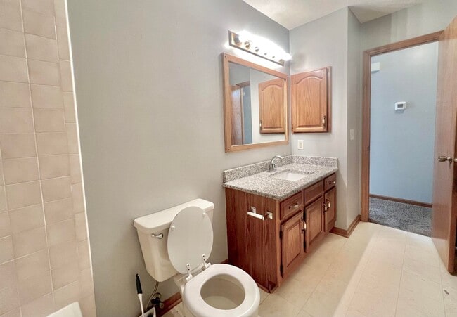 Building Photo - Beautiful 4 bed, 2 bath house at $1,795