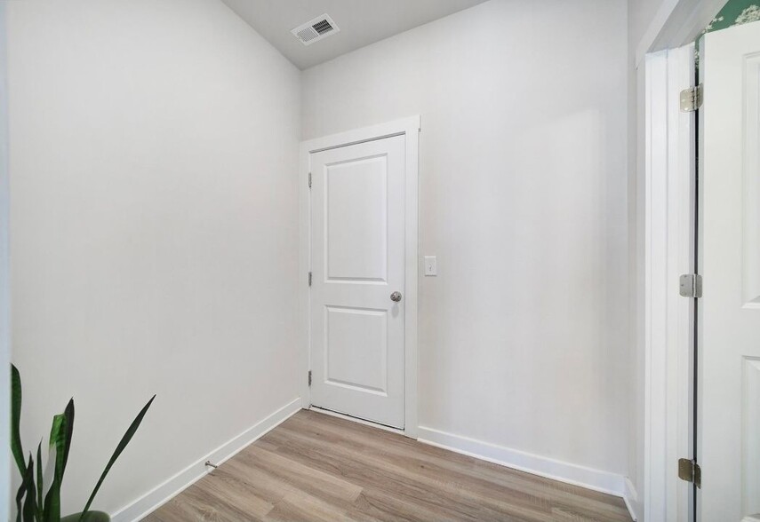 Building Photo - 635 Synclaire Pl