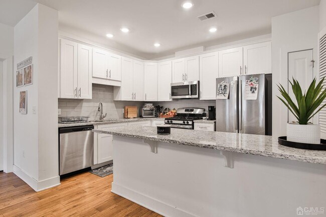 Building Photo - 735 Stiller Ln