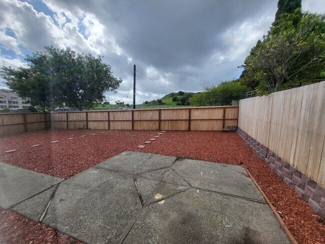 Building Photo - Beautifully remodeled 3 bedroom, 2 bath Home with bonus room