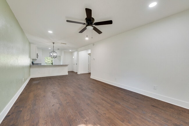 Building Photo - 221 Creek Cove Dr