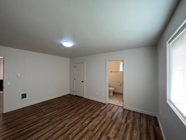 Building Photo - Newly Remodeled! Close to CWU 4 Rooms !!