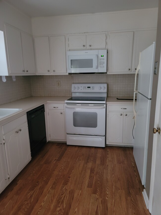 Kitchen, all appliances - 2134 Montreat Way