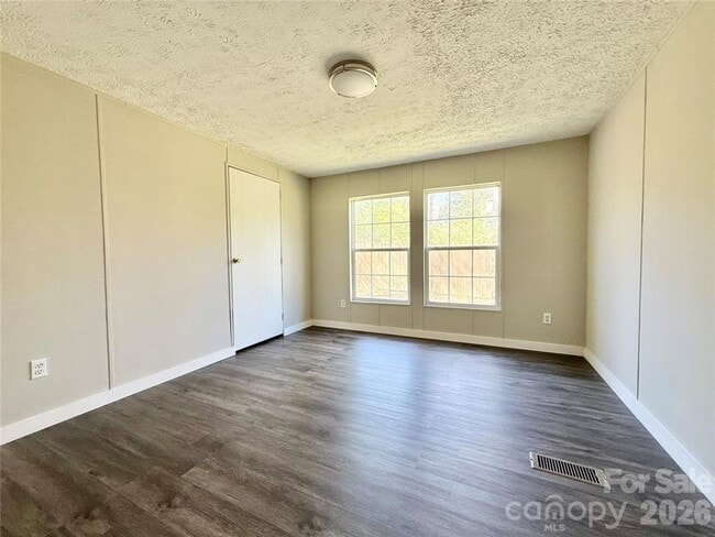 Building Photo - 4 Bedroom/2 Bath Home for Rent