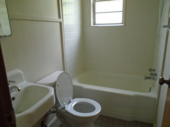 Building Photo - 2110 Elm Ln