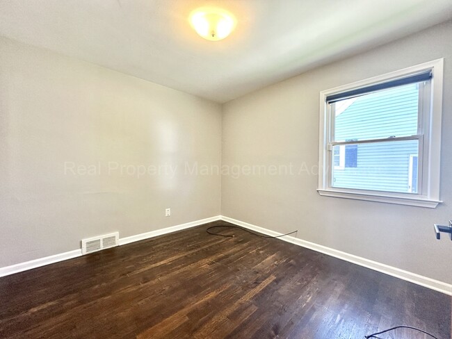 Building Photo - Spacious 4-Bedroom, 2-Bath Home in Clawson – Minutes from Downtown!