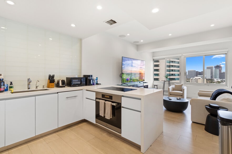 Building Photo - 10501 Wilshire Blvd