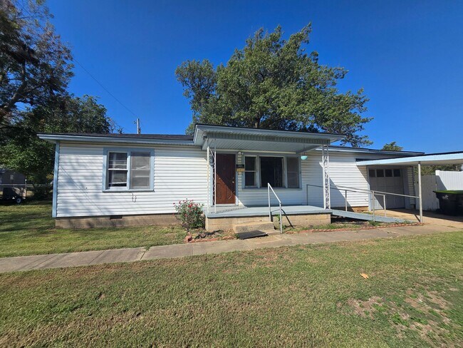 Building Photo - 3 bed 1 bath in Tecumseh!