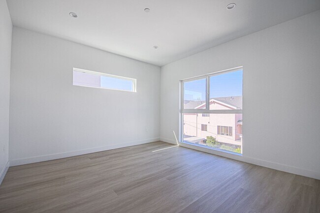 Building Photo - Luxury 2026 Townhomes with Massive Bedrooms + Decks with Views