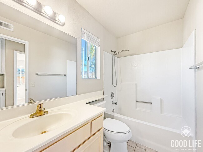 Building Photo - Charming 3-Bedroom Home in Desirable Vista Location