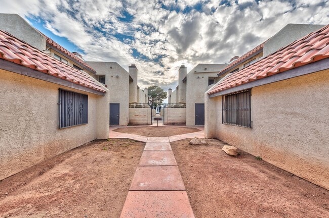 Building Photo - 2117 Sun Ave