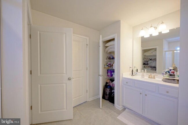 Building Photo - 65 Westmont Dr