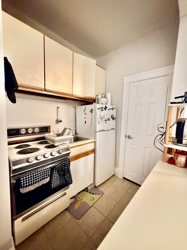 Building Photo - 829-833 Beacon Unit 103